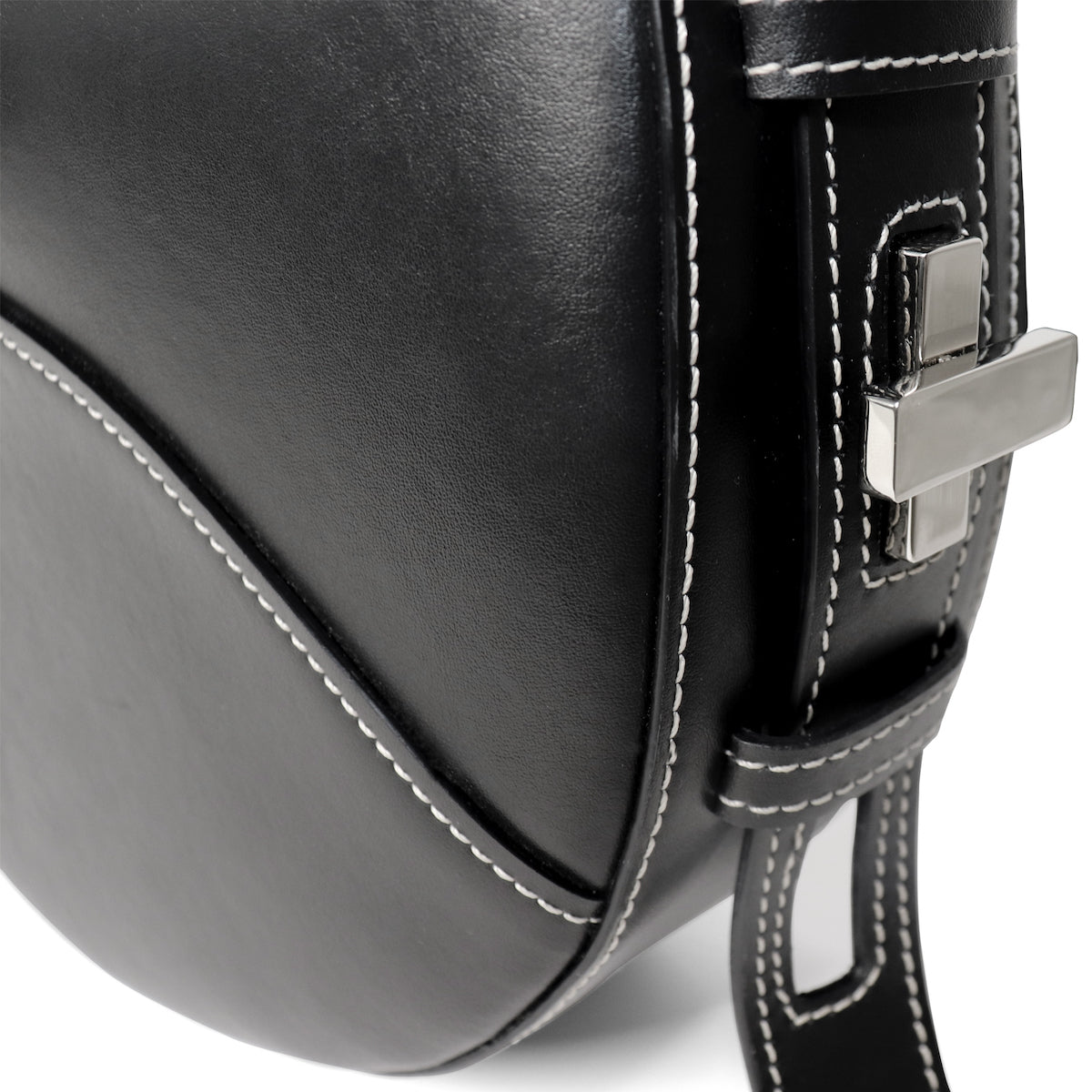 Shaker Twist Bag in black, detailed view of harware